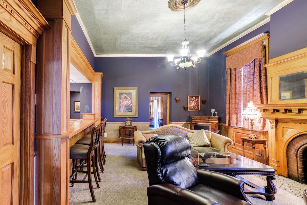 Downtown Yankton Suite: Walk to Restaurants!