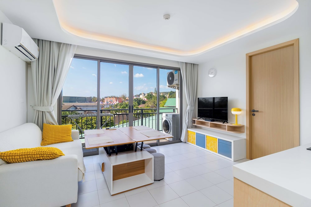 2BR Close to Beach Pool Views C256