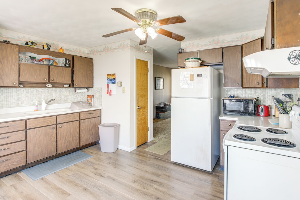 Riverfront Gem w/ Kayaks & Yard in Montrose!