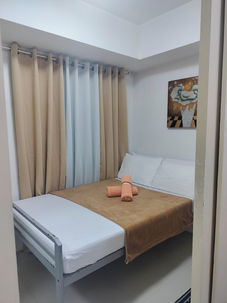 Cozy Quezon City Condo With Private Pool & Elevator Access