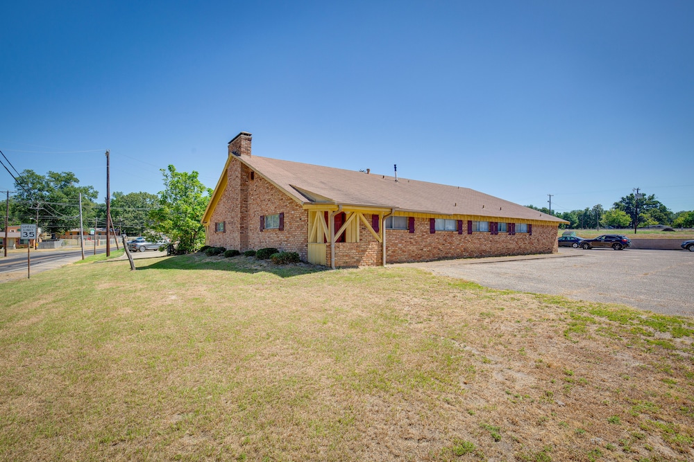 Family Overton Vacation Rental ~ 21 Mi to Tyler! view 4