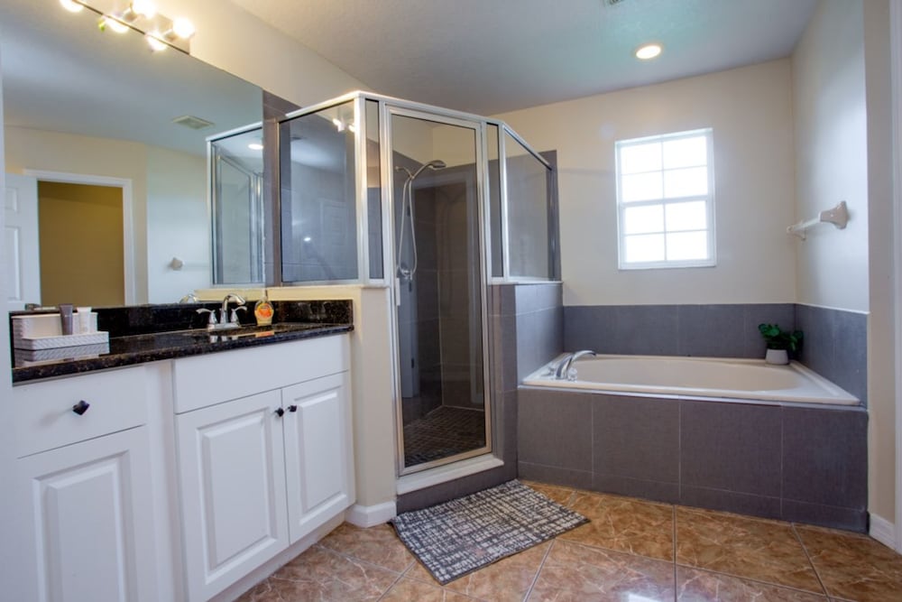 Cheerful 5 bed - 4 Bath Spacious Home