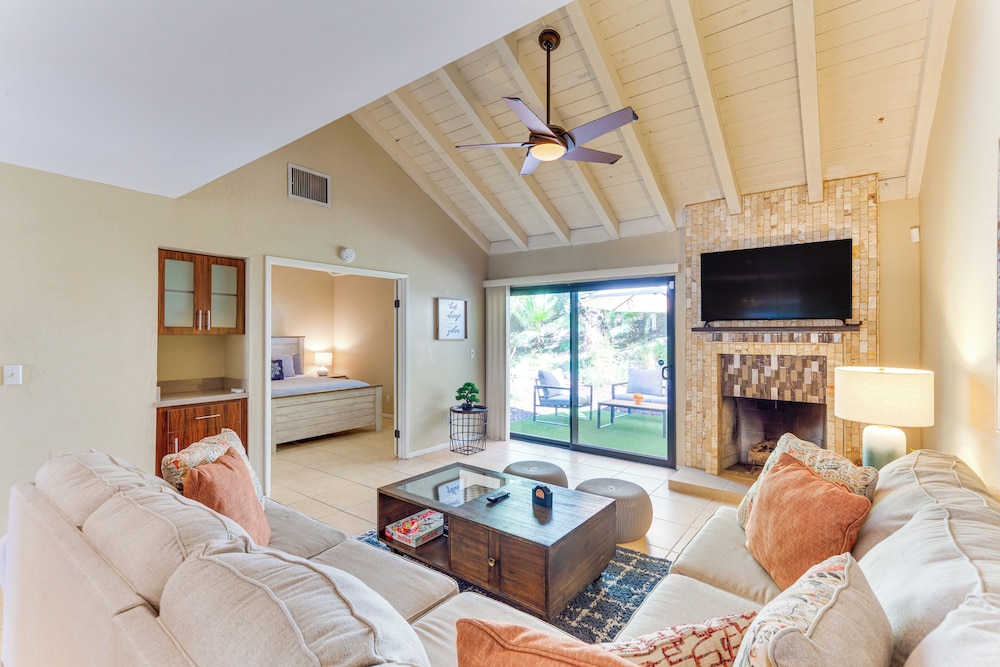 Resort-style Palm Springs Townhome w/ Pool Access
