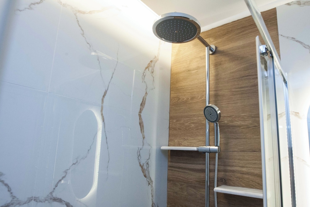 Fresh Modern 1 Bd Apt in Vibrant Patisia