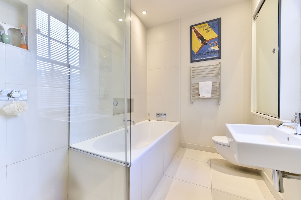 JOIVY Elegant 3 Bed Apt With Rooftop Terrace In Pimlico