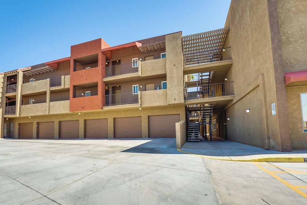 Lake Havasu Condo w/ Resort Perks - Walk to Beach