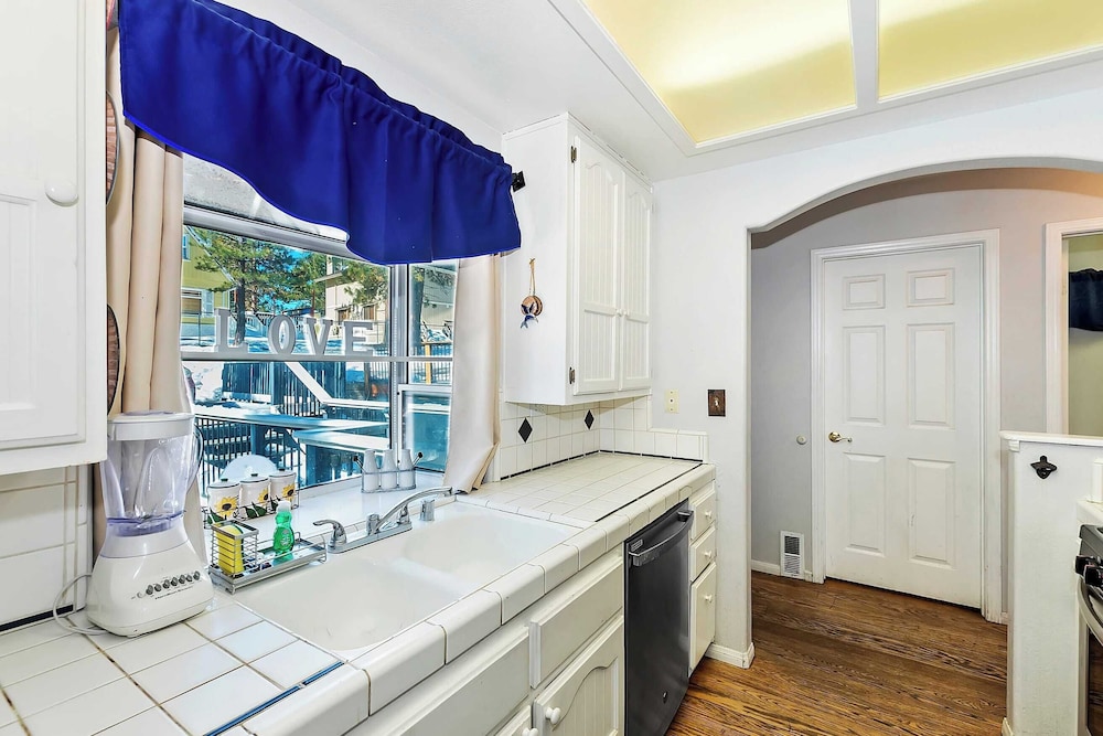 Mountain Palette by Avantstay Hot Tub, Game Room, Deck, Sweeping Views!