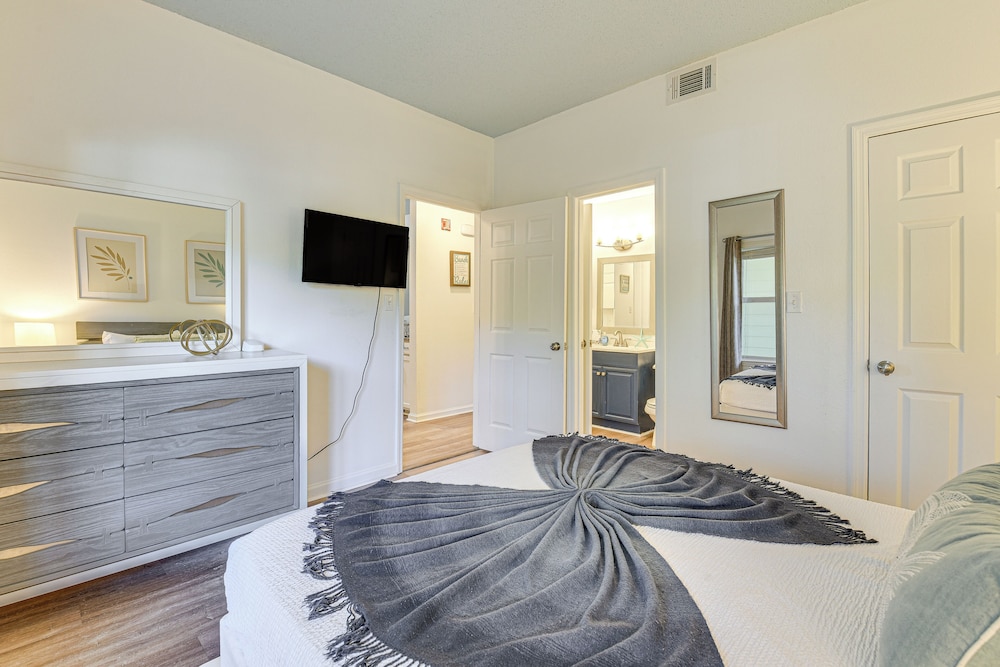 Community Outdoor Pool: Miramar Beach Condo!