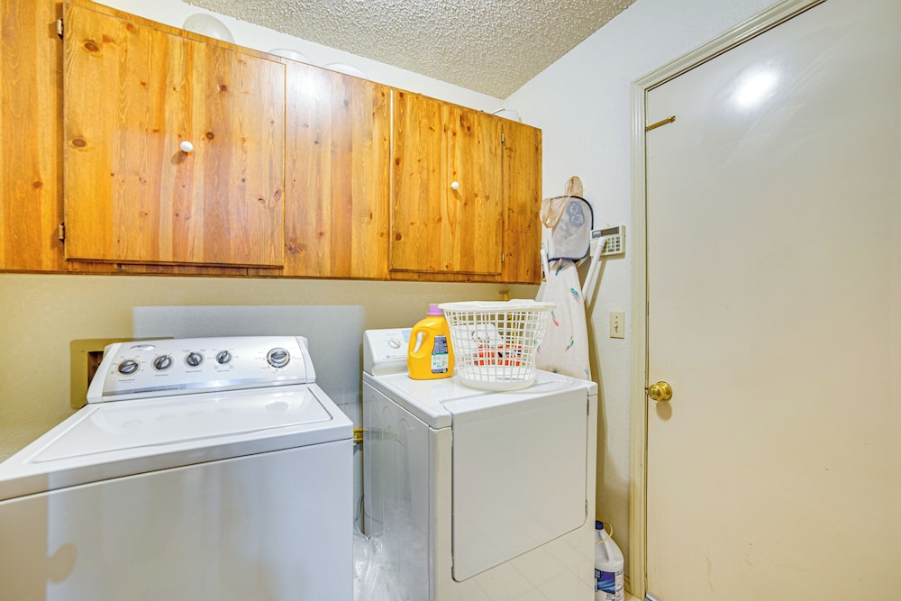 Pet-friendly Home w/ Pool - 8 Mi to Central Plano!