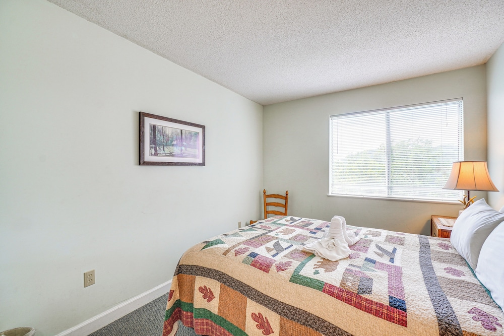 Indoor & Outdoor Pool Access! Condo 3 Mi to Gsmnp