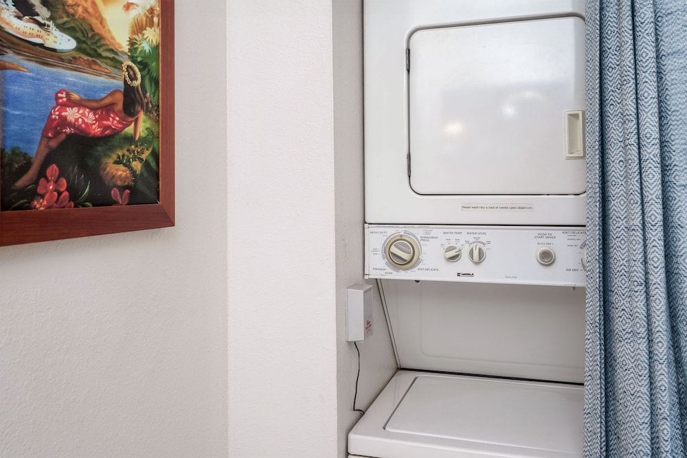 Budget Friendly - Kihei Akahi C-608, Ocean Views, Short Walk to Kamaole Beach II