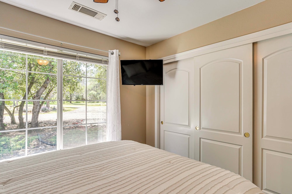 10 Mi to Redding: Serene Escape w/ Spacious Yard!