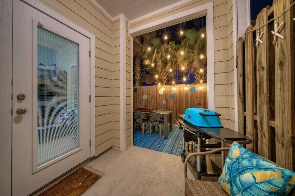 Sleeps 23, 2 Beachside Homes Resort Pool, Walk to the Beach, Balcony + Yard