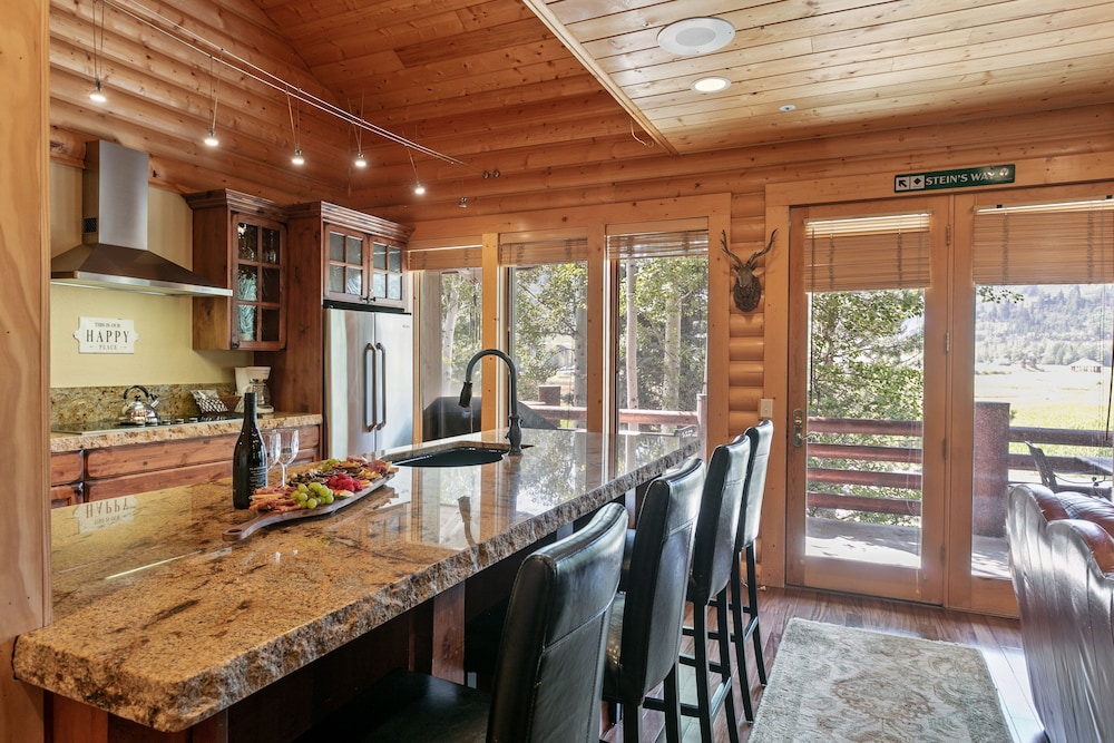Chaparral at Deer Valley Resort - Three Bedroom Condo with Hot Tub #102 3 Condo