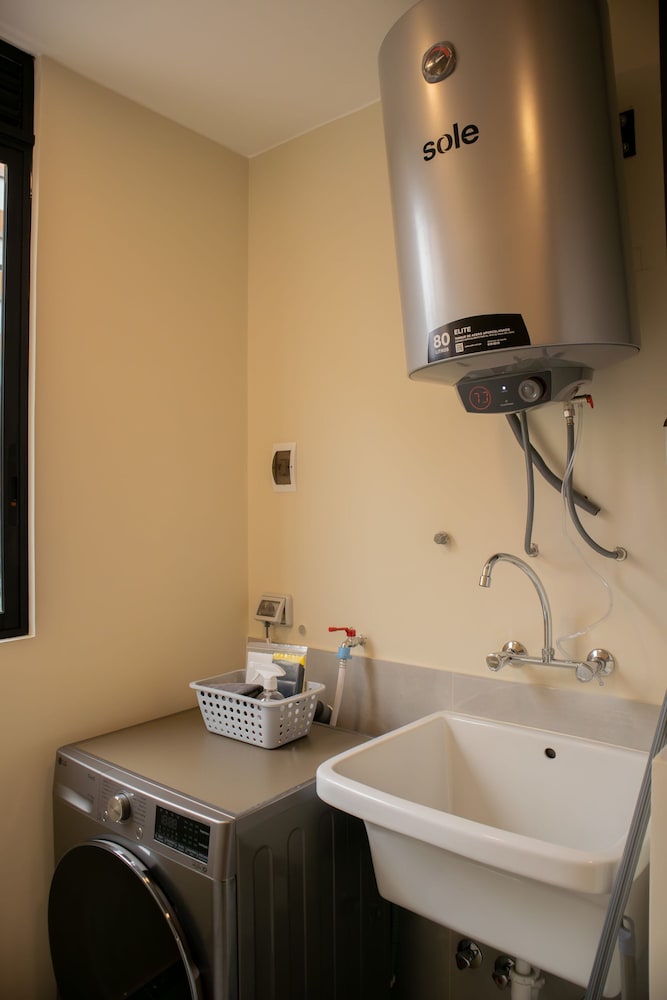 w Chic 1BR Apartment w Scenic Balcony in Central Miraflores