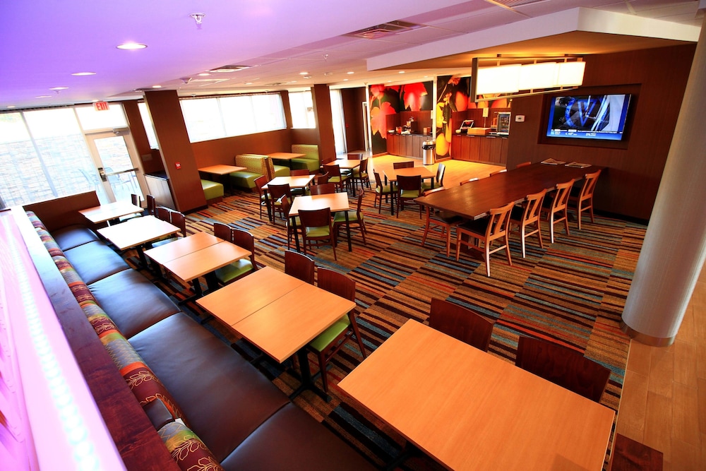 London Vacations - Fairfield Inn  Suites by Marriott London - Property Image 8
