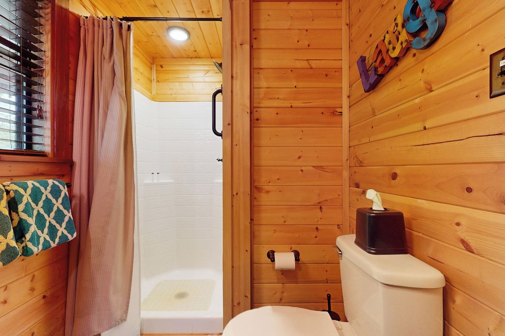 Water-view Cabin w/ Front Porch, W & D, Streaming
