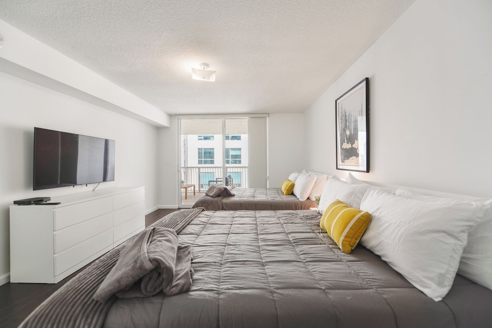 Sky High 31st Floor Condo W Parking