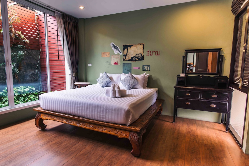 Feung Nakorn Balcony Rooms and Cafe