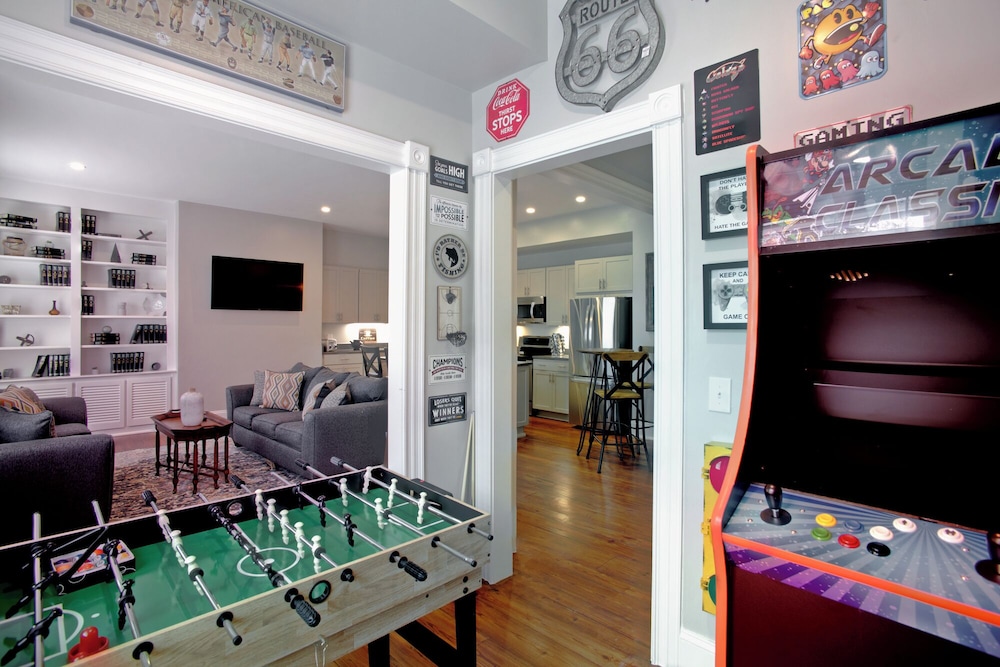 Newly Renovated 4 bed 3 bath & 2 Parking