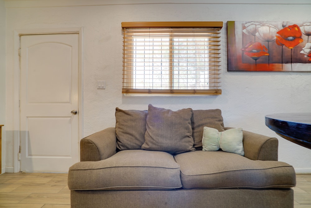 4 Mi to Dtwn El Paso: Pet-friendly Apartment!