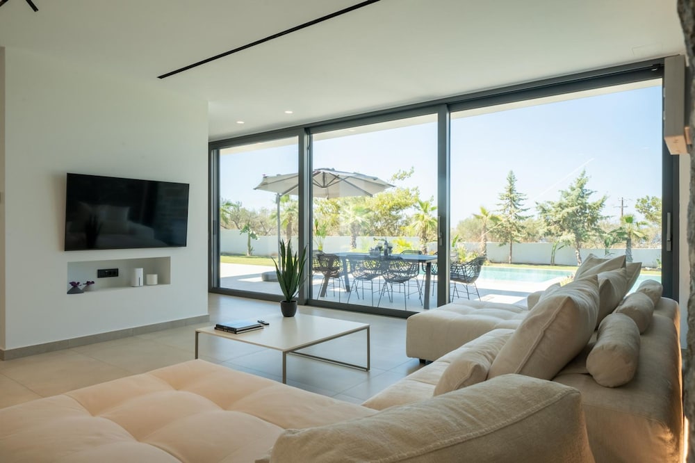Aethra Grand- Luxury 5-bed Villa 850m From Beach