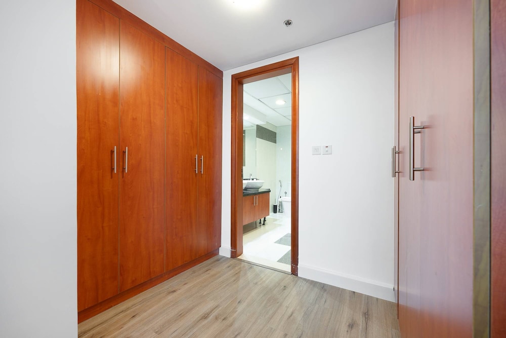 Well-furnished 3 Bedroom in Park Towers Difc