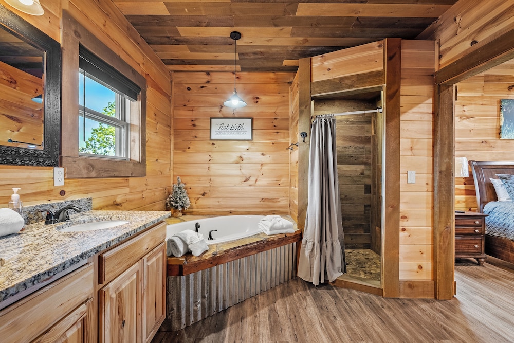 Amazing View Cabin w Gameroom Hot Tub Fire Pit