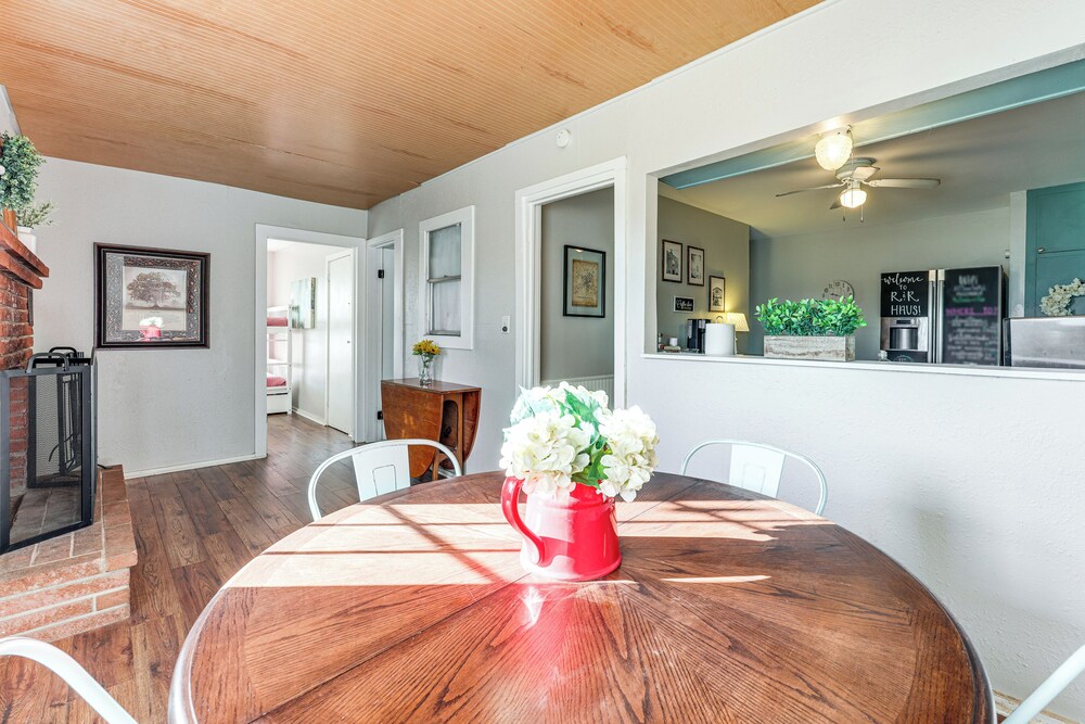 2 Mi to Landa Park: Farmhouse w/ Fire Pit!