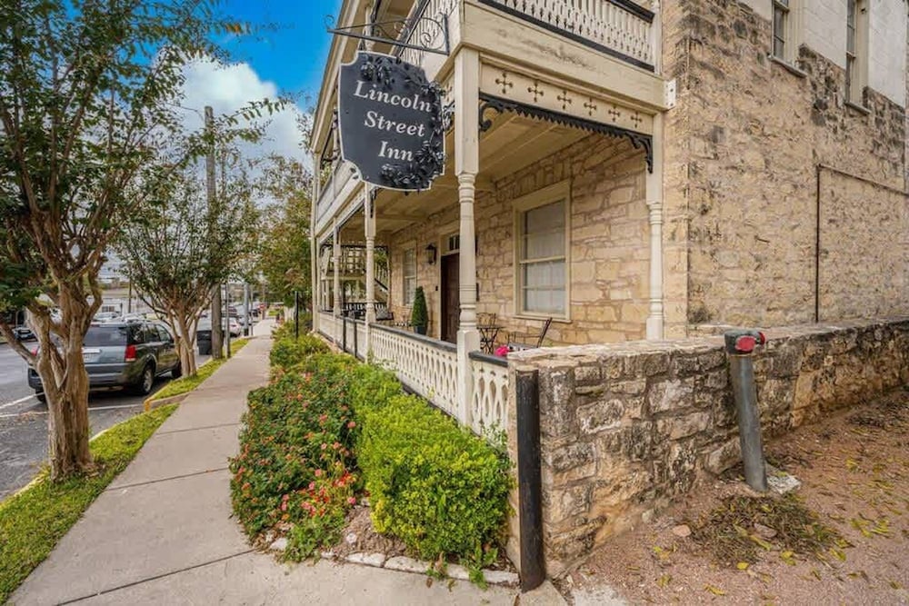 Luxurious Historic 5BR Fredericksburg inn w spa