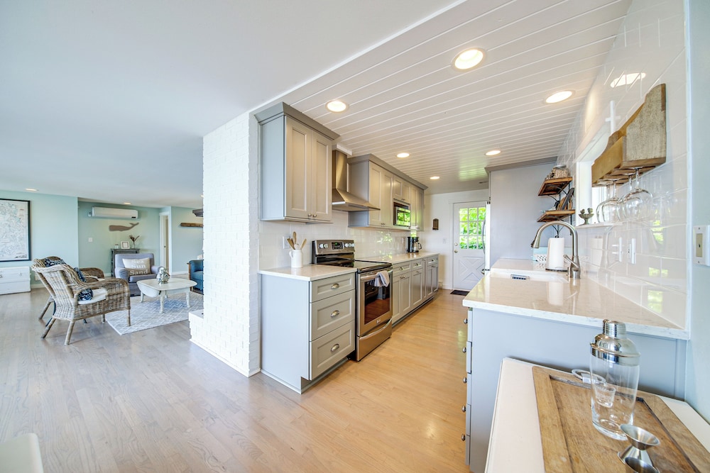 Mtn-view Camano Island Retreat Overlooking Beach