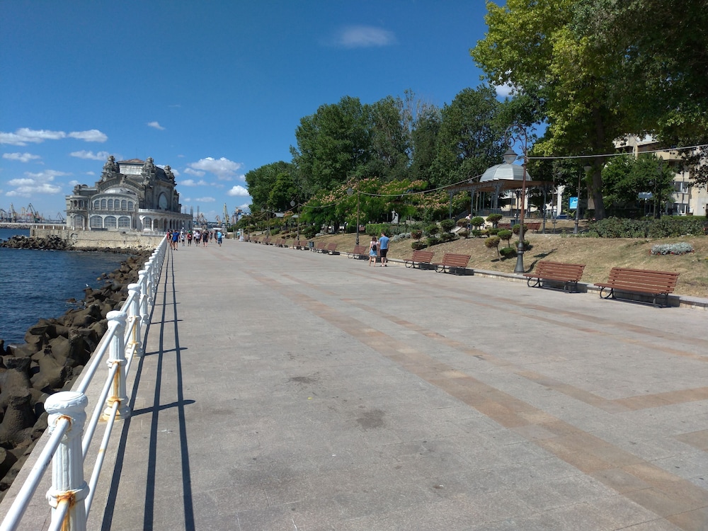 Appartment 3 Rooms, Splendid Position, 1 Minut of Walk to the Black Sea