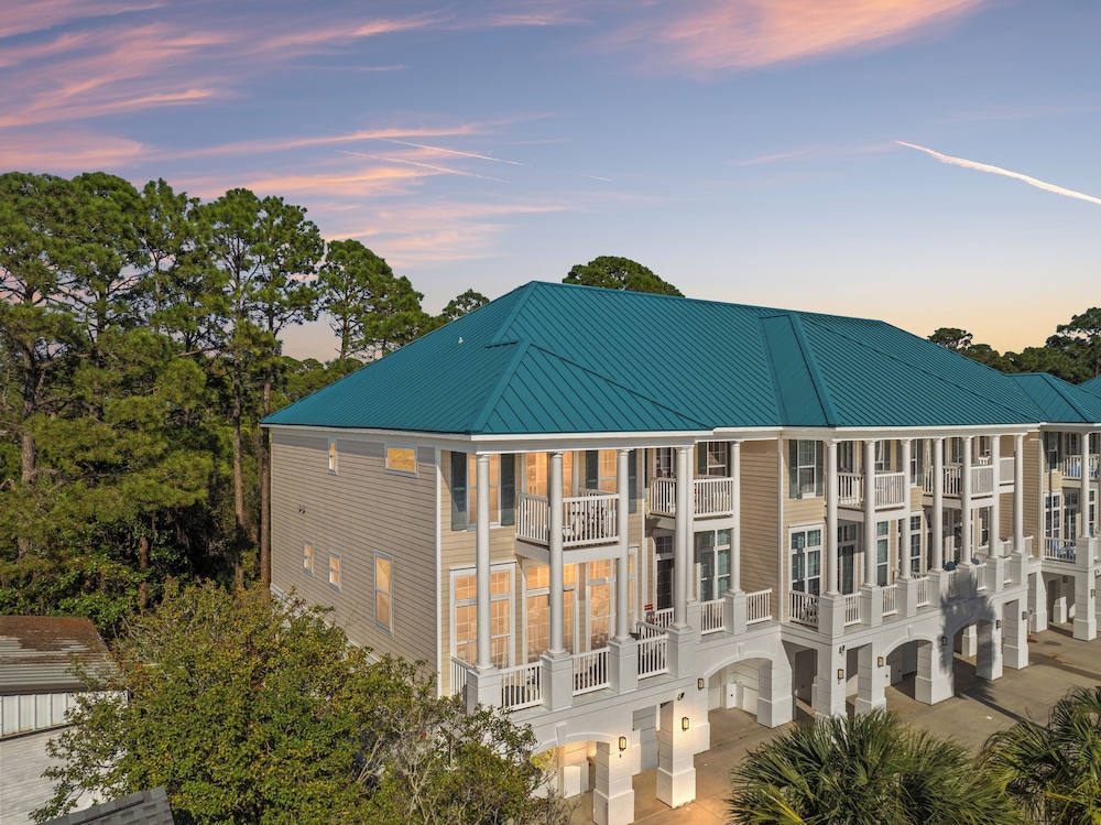 Sailors Cove: 5-bedroom, 4.5 Baths, Sleeps 12! Steps Away From the Beach!