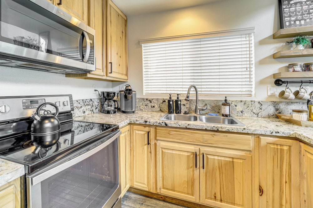 Walk to Trails: Modern Munds Park Mountain Retreat