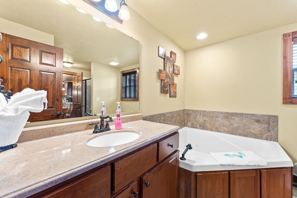 Timeless Memories Lodge 6 Bedroom Cabin by RedAwning