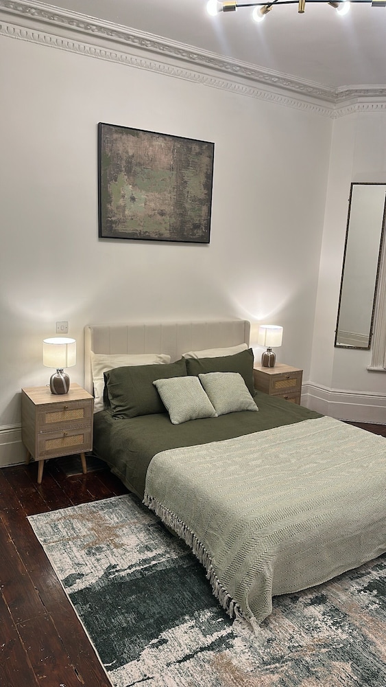 Cosy West Kensington Apartment - 3 Min to Tube