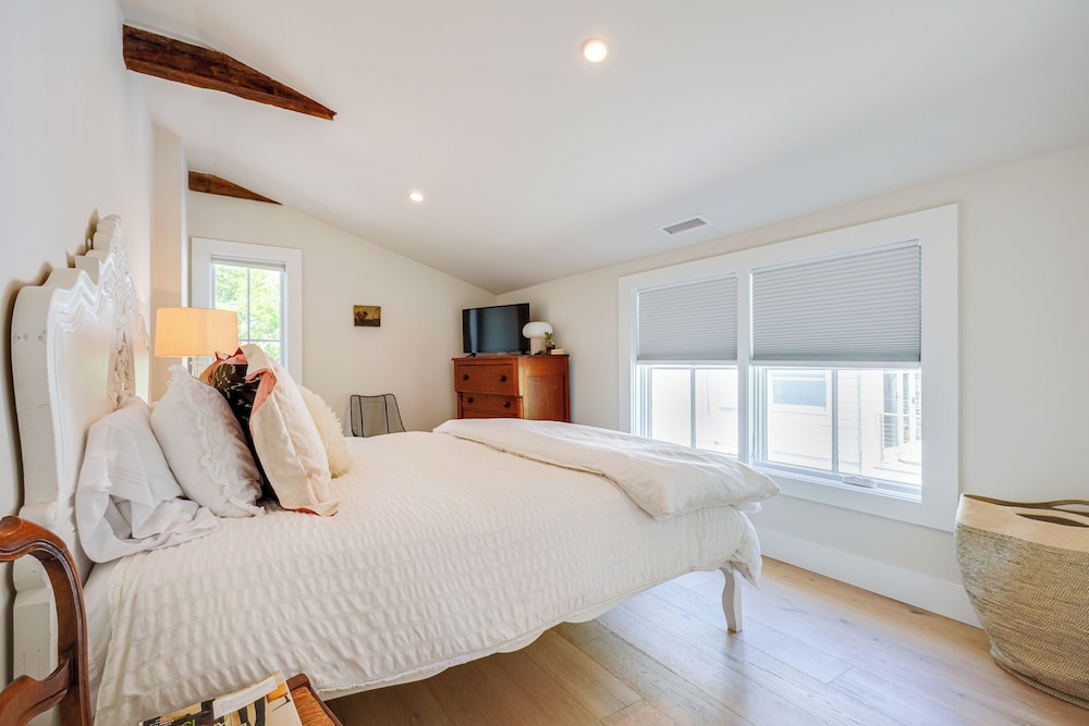 Walk to Beach: Luxe Home w/ Fire Pit in Rowayton!