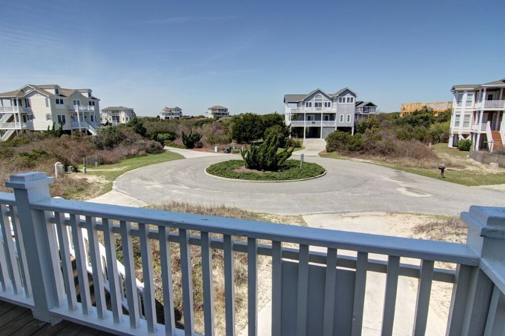 Dune Escape 5 Bedroom Home by RedAwning