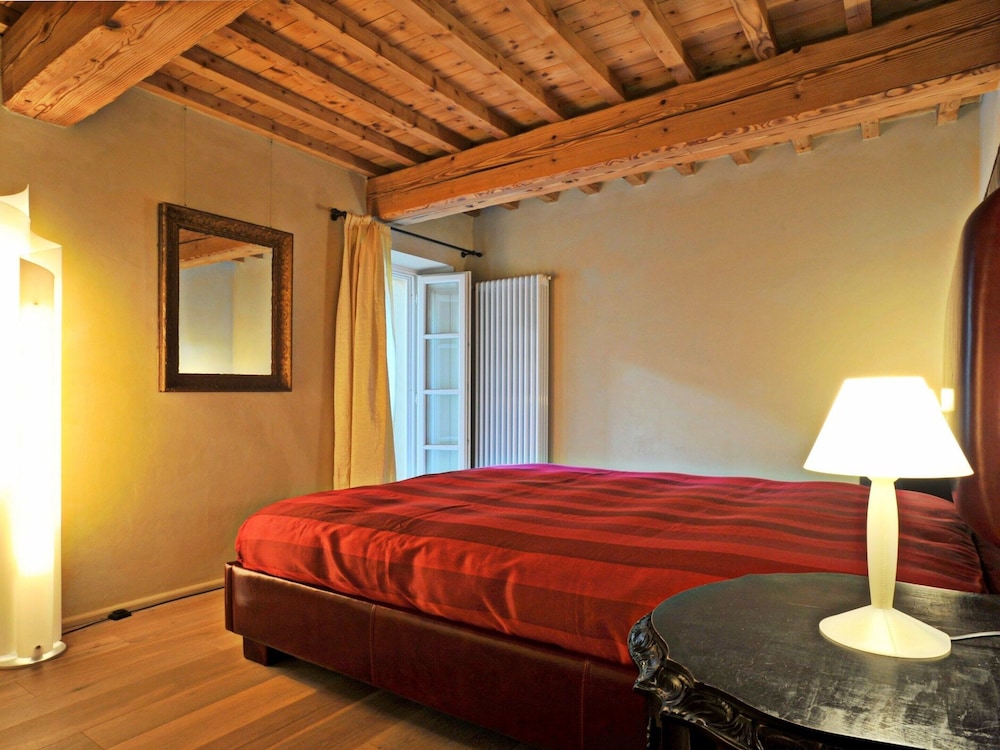 Apartment in Lucca Near Amphitheater Square view 3