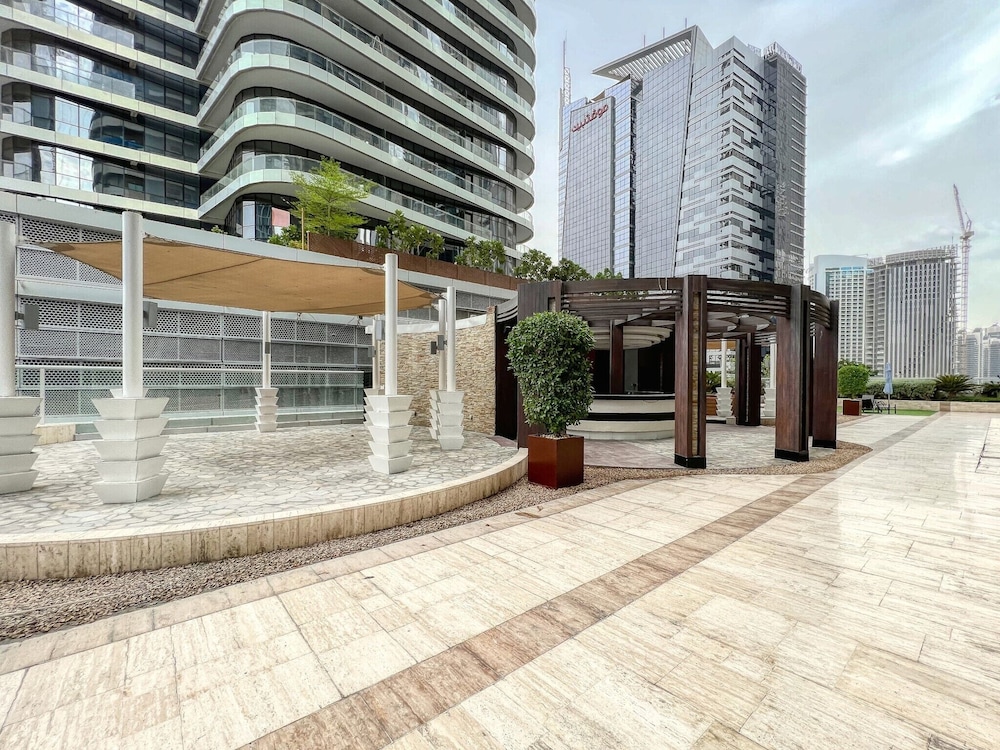 Amazing 1 BR Apartment Damac Mall Street