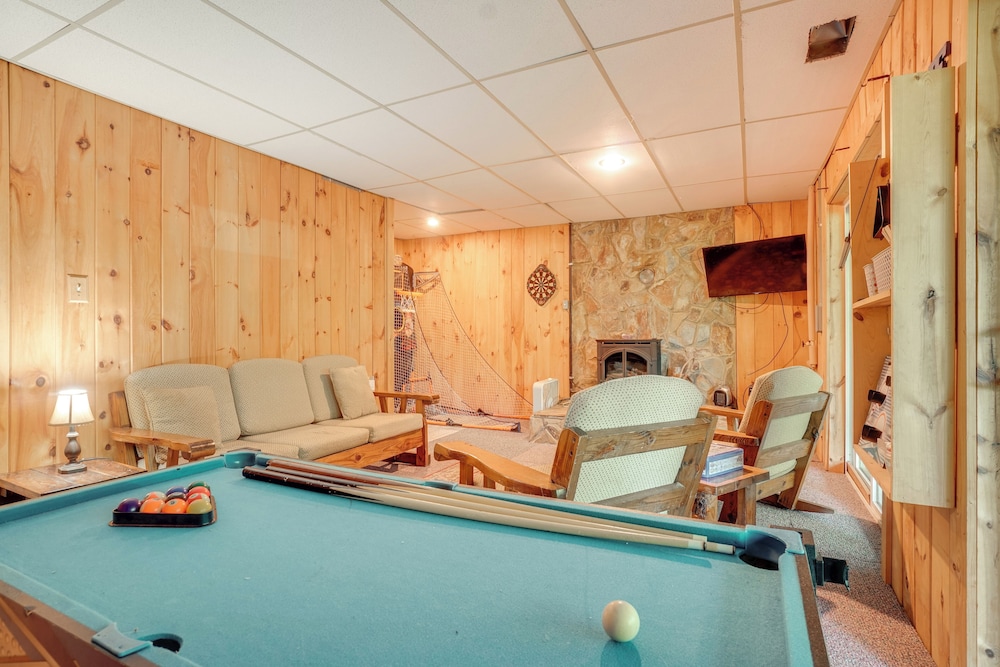 Private Hot Tub & Game Room: Cleveland Getaway