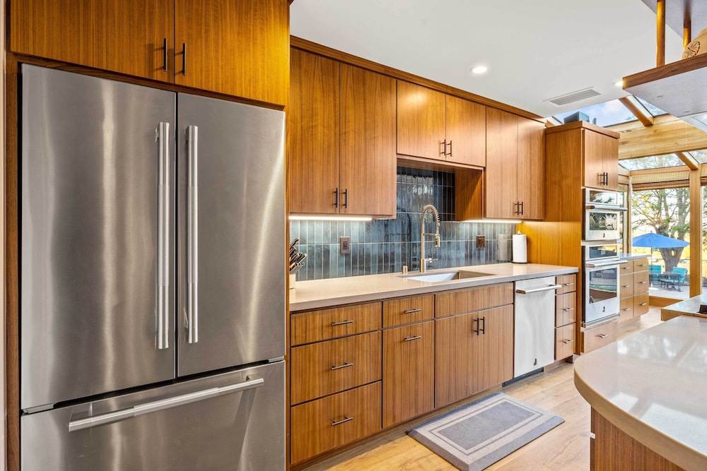 Private Pool & Large Deck: Modern Cotati Villa!