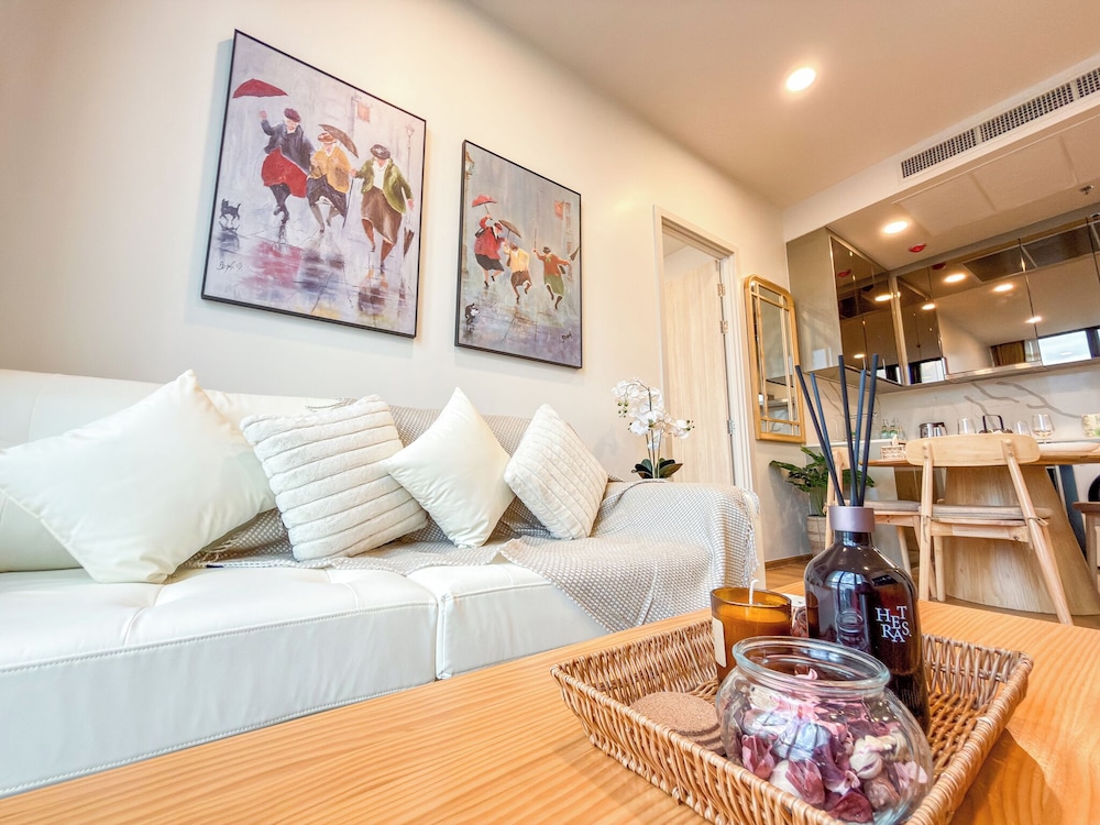 Luxury Downtown Bangkok 2BR 2BA · Sky Pool Gym · 5min Walk to Siam Paragon