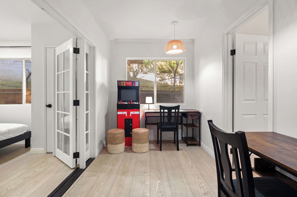 Modern 5BR Villa w AC Fast Wifi Near Crypto