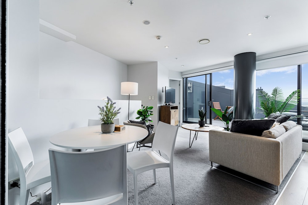 Pool, Gym & Modern 2BR Sky Tower View Zodiak Stays