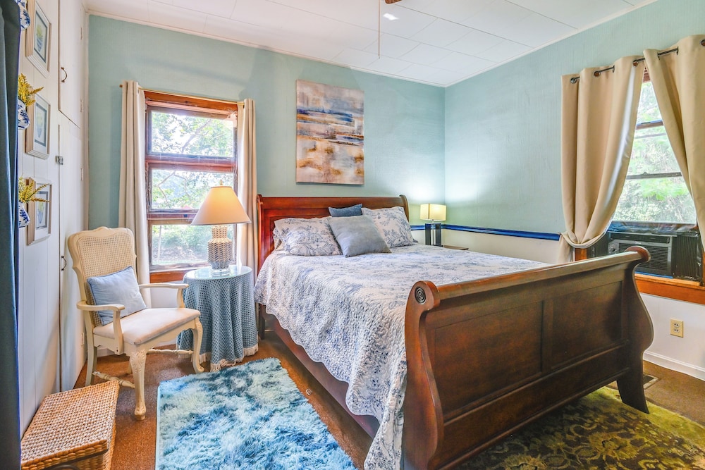 Boat & Unwind! Charming Atwood Lake Farmhouse