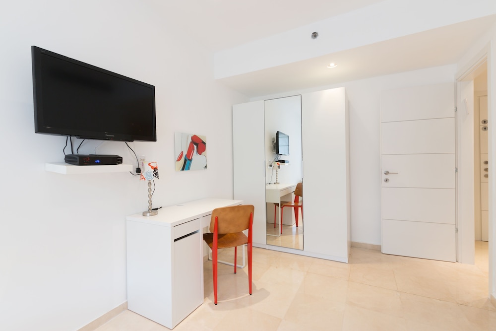 High Class Condo at Marina by FeelHome