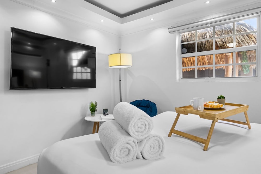 Urban 5BR Private Pool Getaway 10 Min- Bch