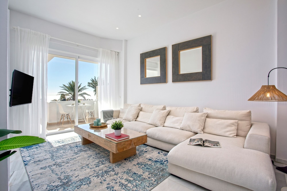 Exclusive 2BD Apartment With Private Terrace in Marbella Royal Gardens