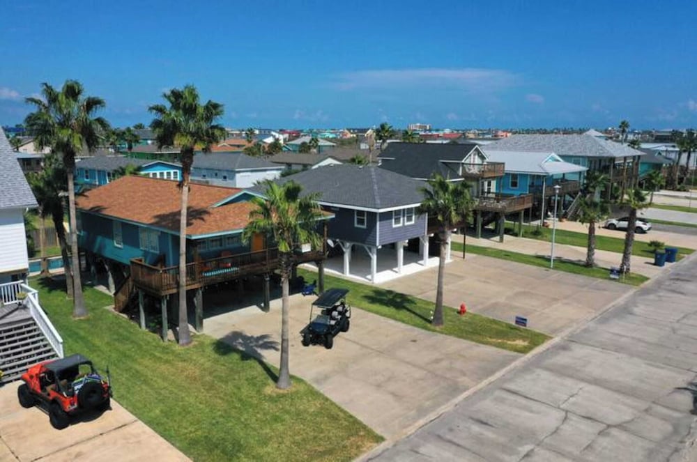 Sleeps 22 2 Homes w/ Private Pool, Game Room, Nature Views 7 BDR Avantstay